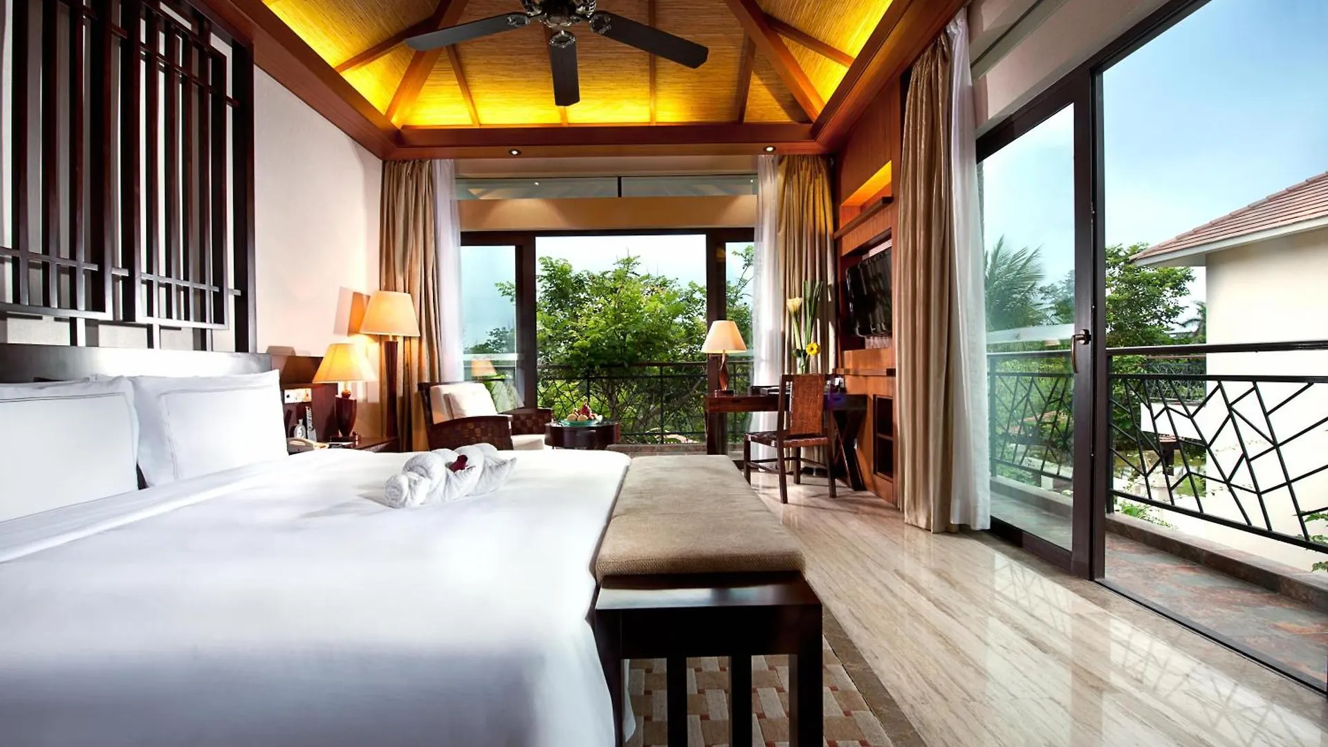 Grand Metropark Villa Resort Sanya Yalong Bay - Beach Shuttle And Singer Performance 5*,