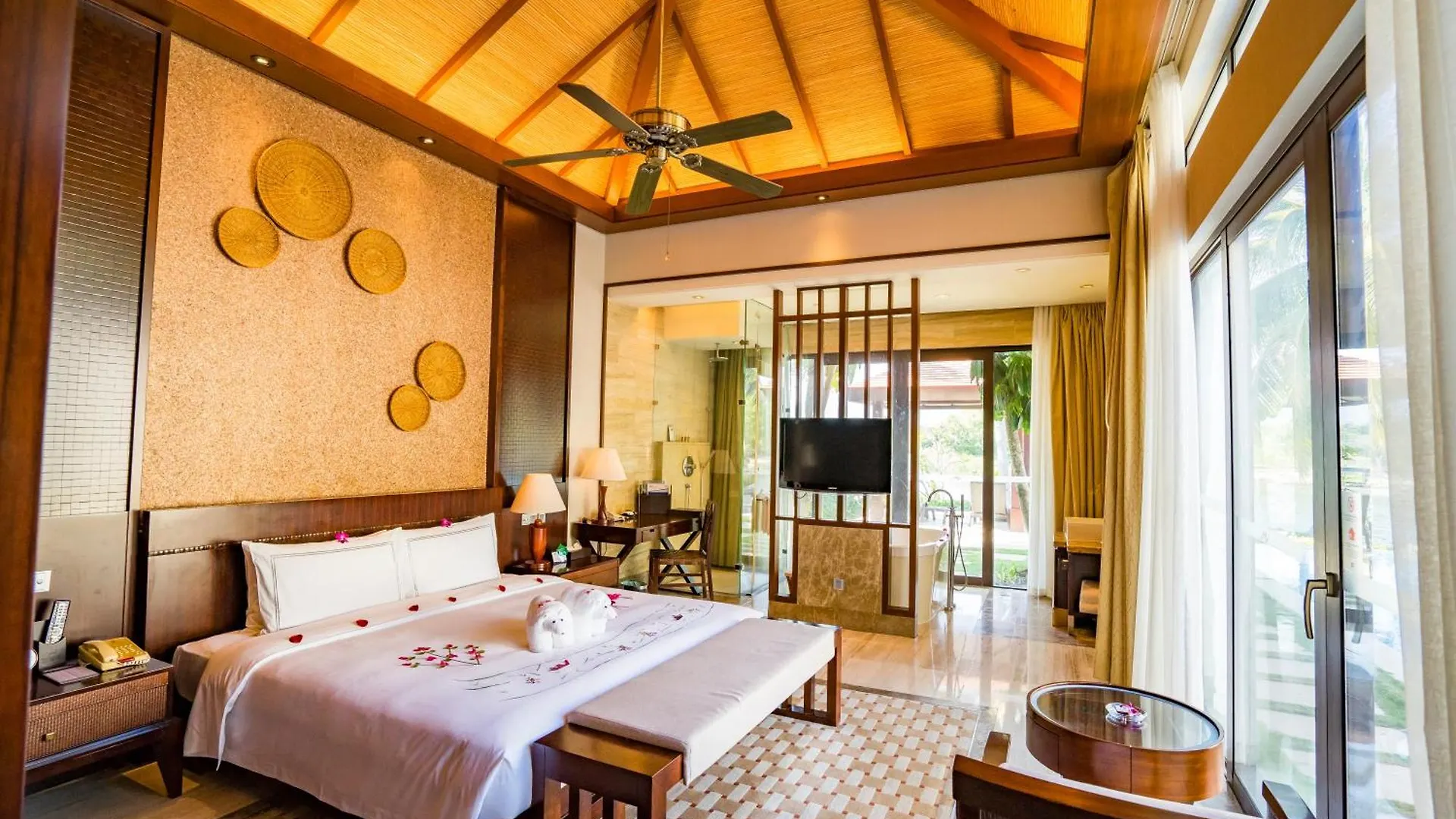 Grand Metropark Villa Resort Sanya Yalong Bay - Beach Shuttle And Singer Performance