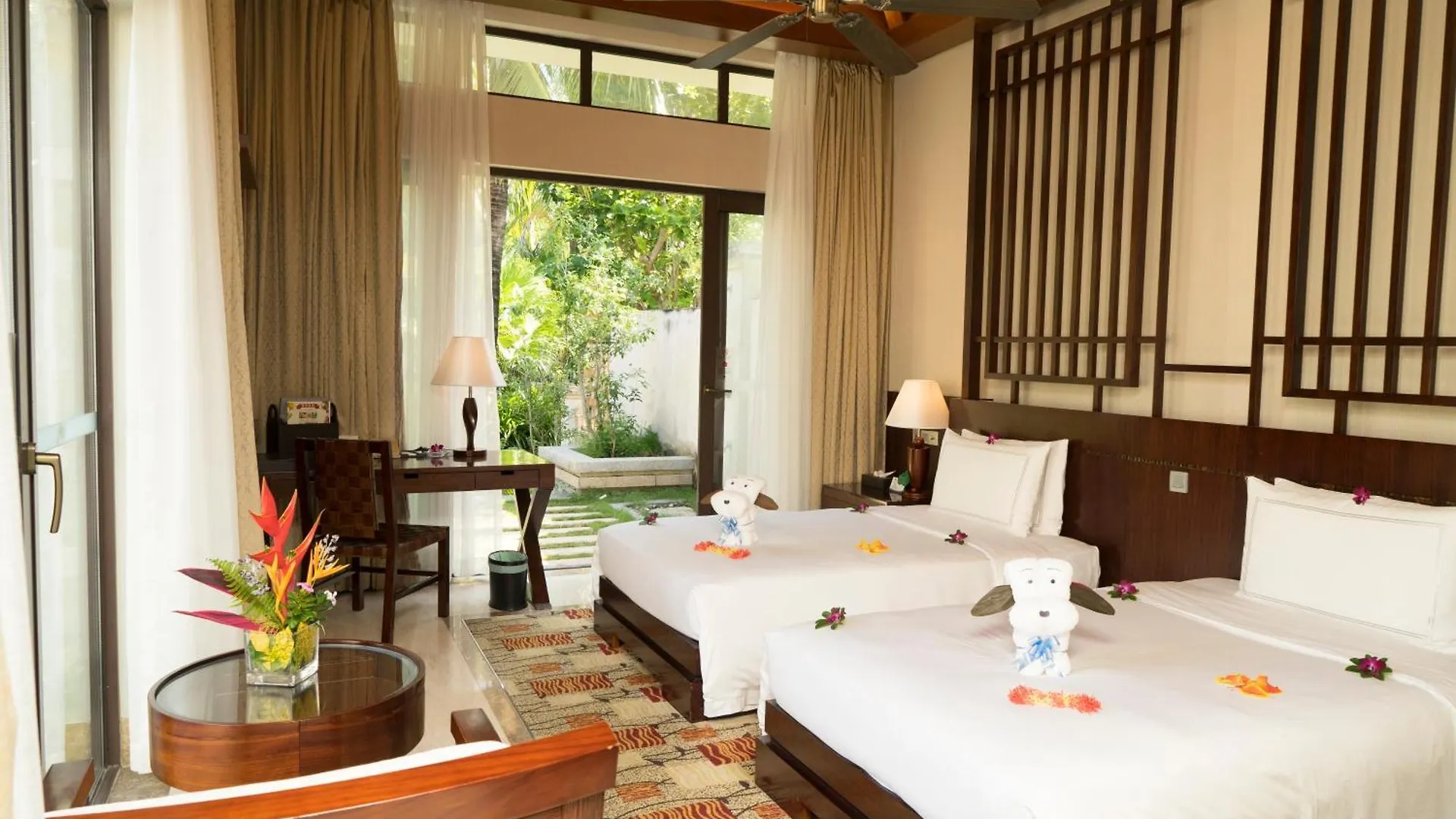Grand Metropark Villa Resort Sanya Yalong Bay - Beach Shuttle And Singer Performance