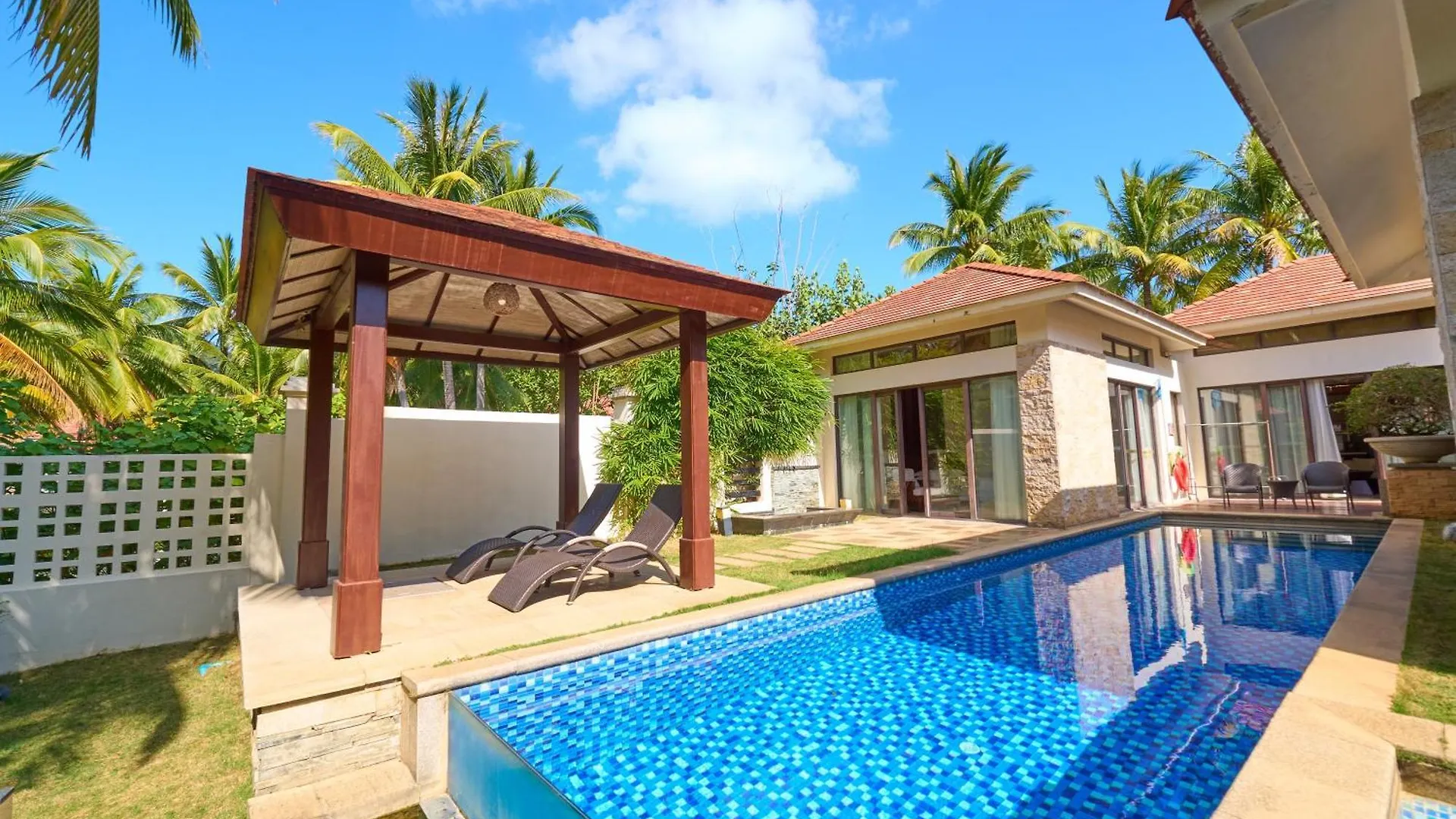 Grand Metropark Villa Resort Sanya Yalong Bay - Beach Shuttle And Singer Performance
