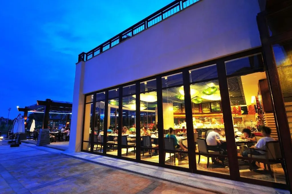 Grand Metropark Villa Resort Sanya Yalong Bay - Beach Shuttle And Singer Performance 5*,  China