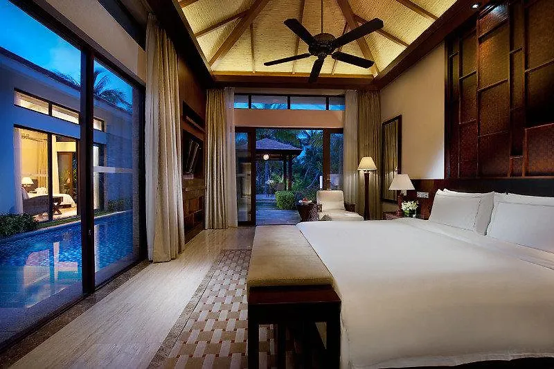 Grand Metropark Villa Resort Sanya Yalong Bay - Beach Shuttle And Singer Performance