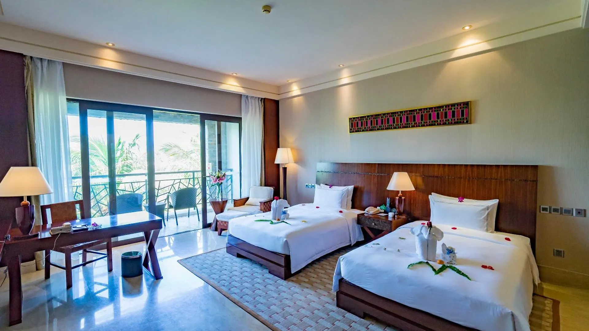 Grand Metropark Villa Resort Sanya Yalong Bay - Beach Shuttle And Singer Performance 5*,  Китай