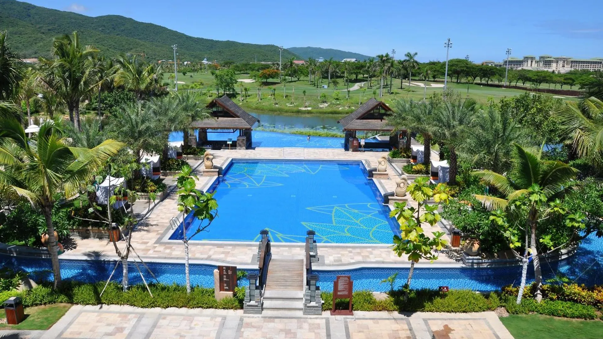 Grand Metropark Villa Resort Sanya Yalong Bay - Beach Shuttle And Singer Performance
