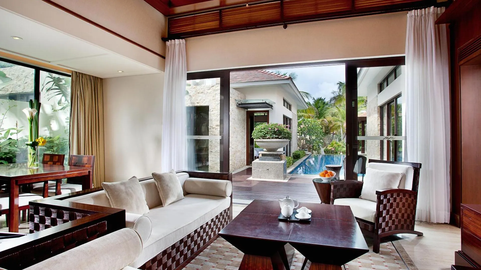 Grand Metropark Villa Resort Sanya Yalong Bay - Beach Shuttle And Singer Performance 5*,  Китай