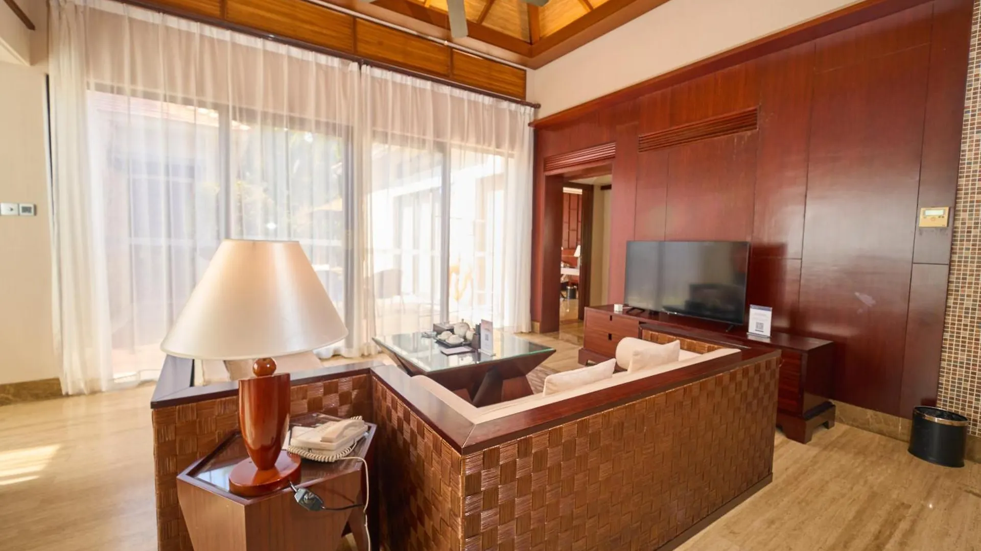 Grand Metropark Villa Resort Sanya Yalong Bay - Beach Shuttle And Singer Performance 5*,  Китай