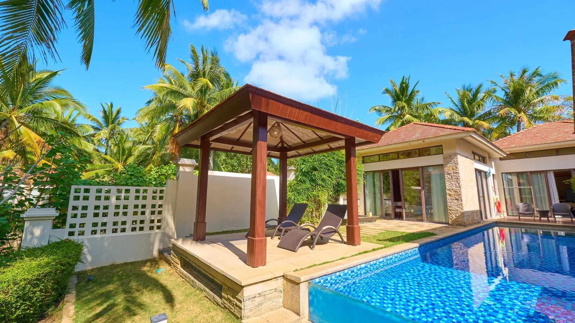 Grand Metropark Villa Resort Sanya Yalong Bay - Beach Shuttle And Singer Performance 5*,  Cina