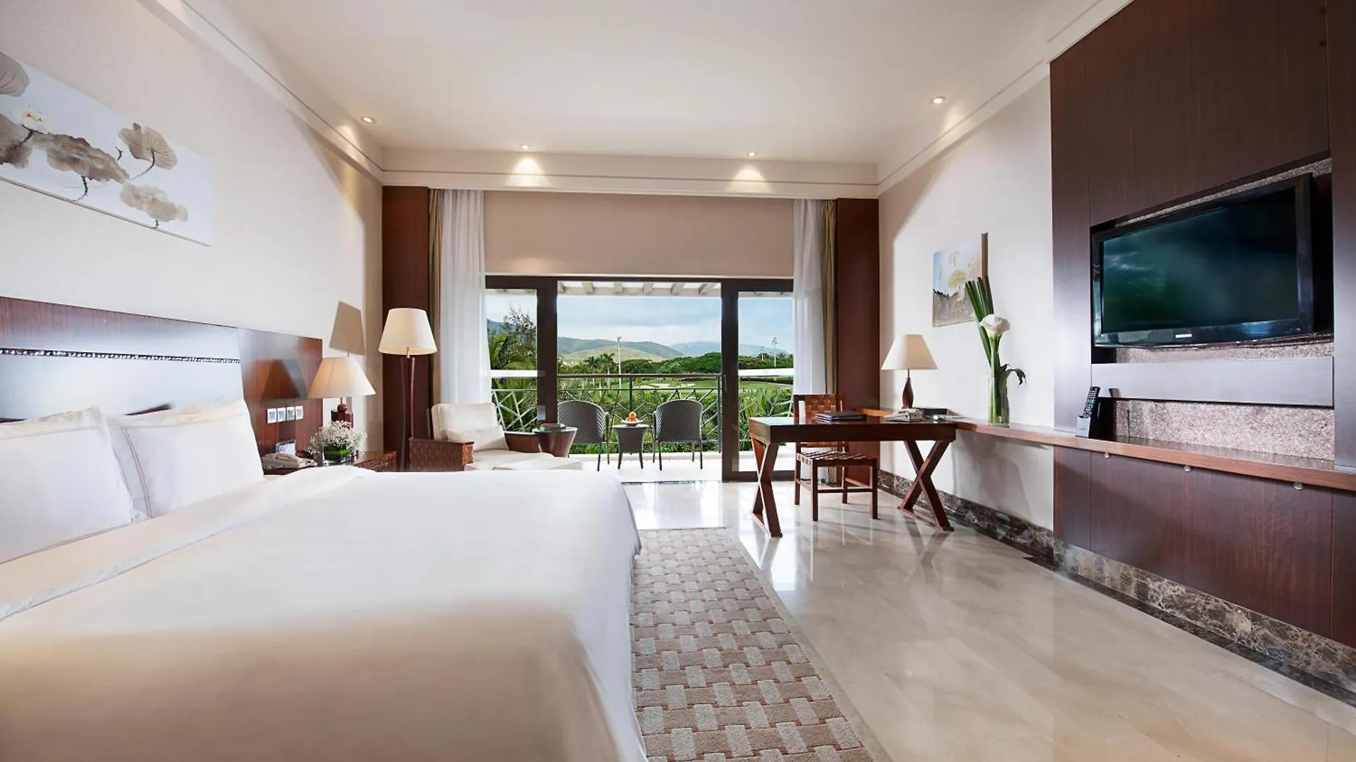 Grand Metropark Villa Resort Sanya Yalong Bay - Beach Shuttle And Singer Performance