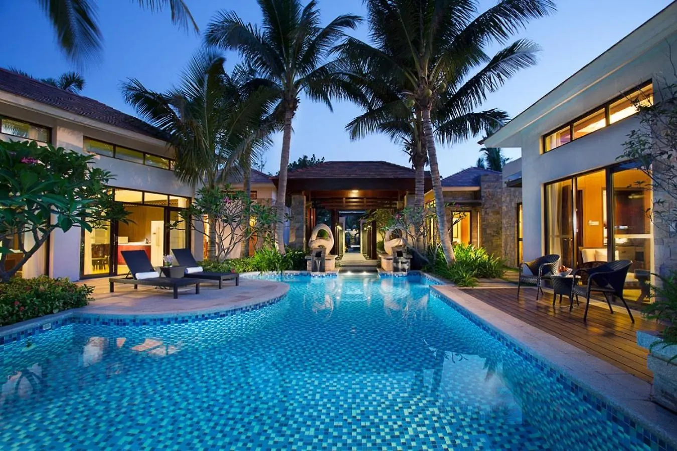 Grand Metropark Villa Resort Sanya Yalong Bay - Beach Shuttle And Singer Performance