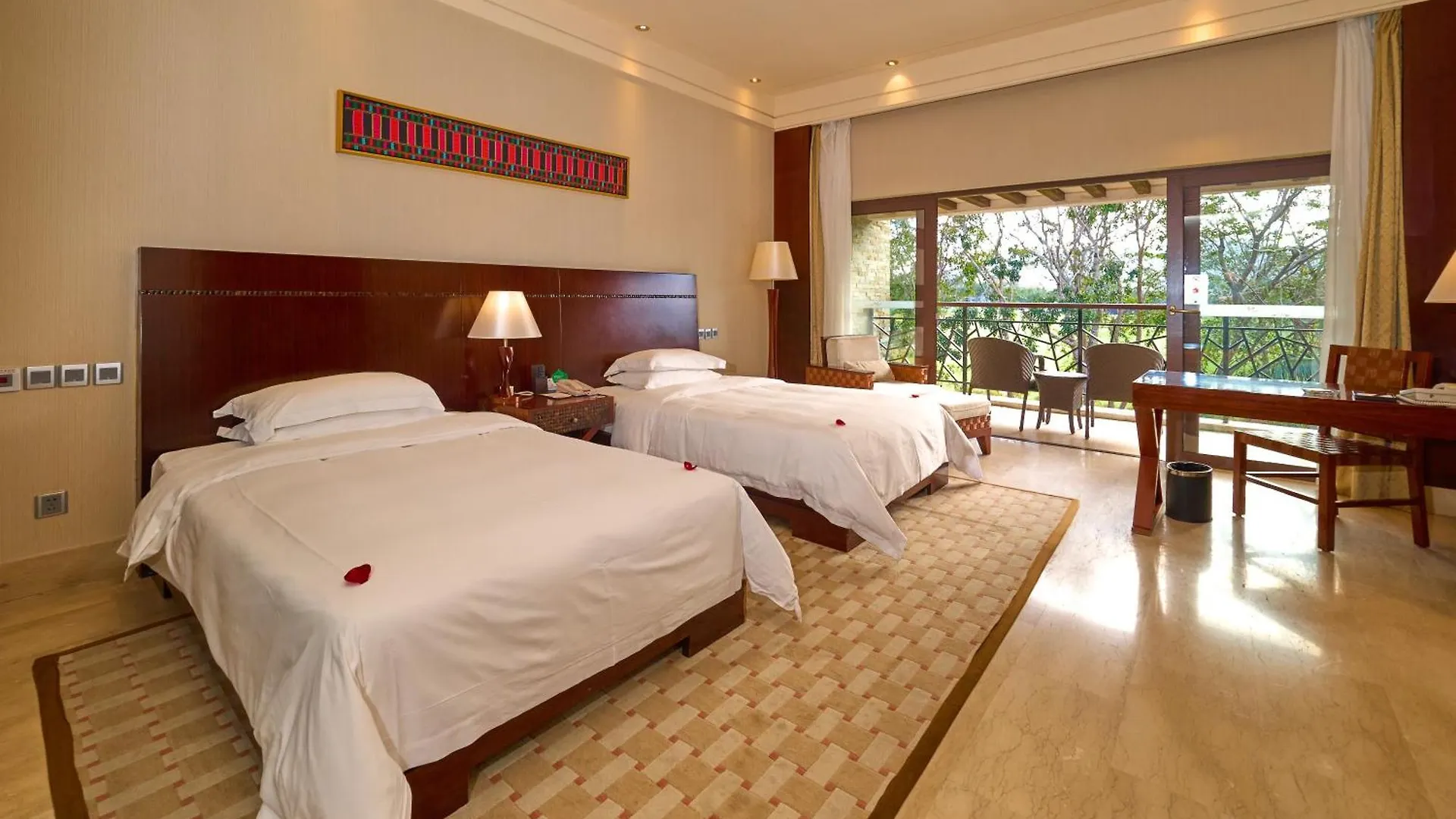 Grand Metropark Villa Resort Sanya Yalong Bay - Beach Shuttle And Singer Performance