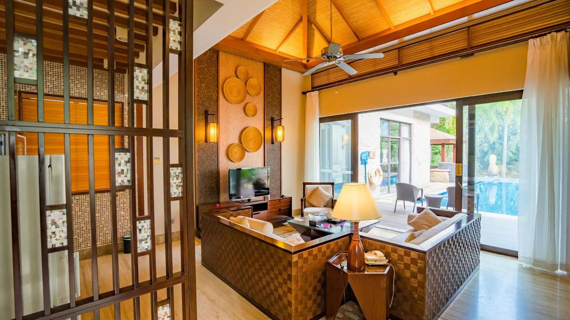 Grand Metropark Villa Resort Sanya Yalong Bay - Beach Shuttle And Singer Performance China