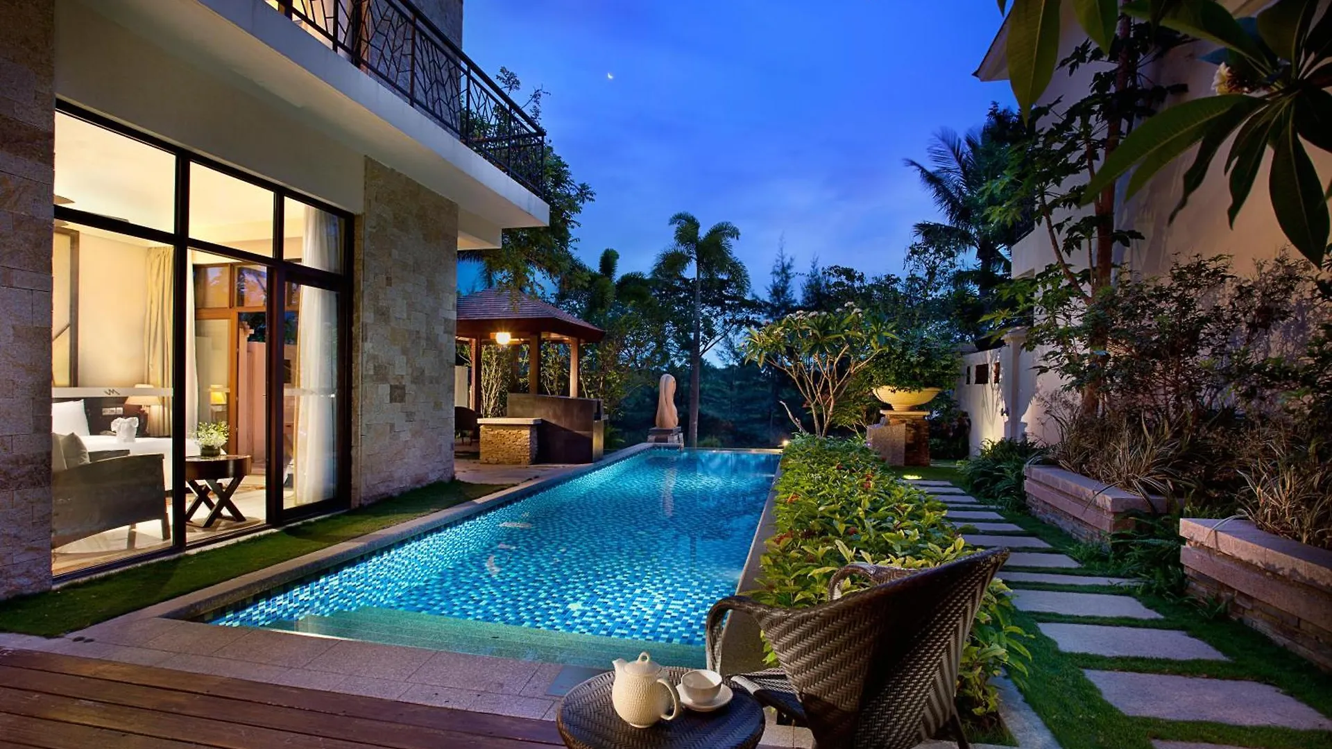 Grand Metropark Villa Resort Sanya Yalong Bay - Beach Shuttle And Singer Performance