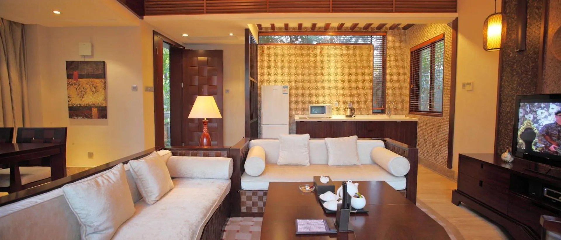 Grand Metropark Villa Resort Sanya Yalong Bay - Beach Shuttle And Singer Performance 5*,