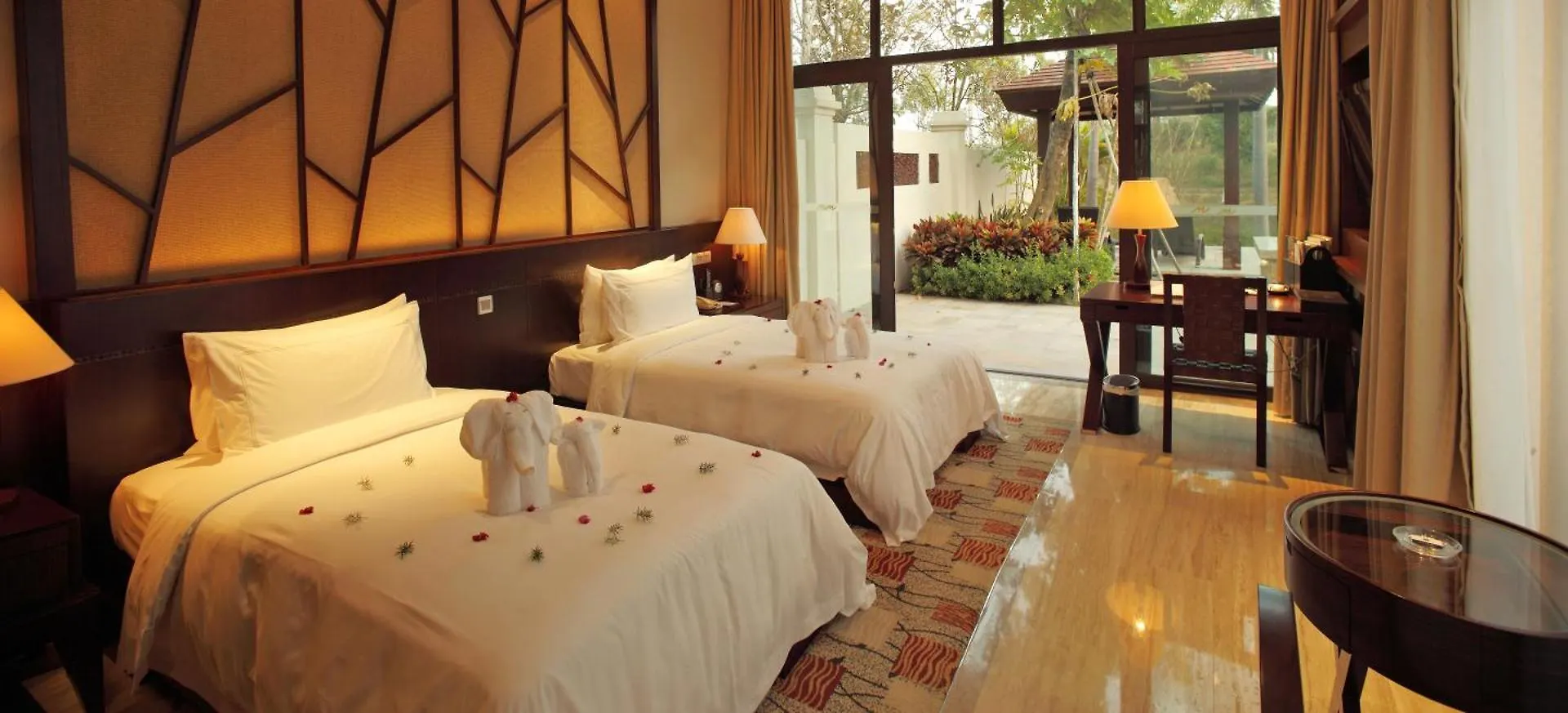 Grand Metropark Villa Resort Sanya Yalong Bay - Beach Shuttle And Singer Performance