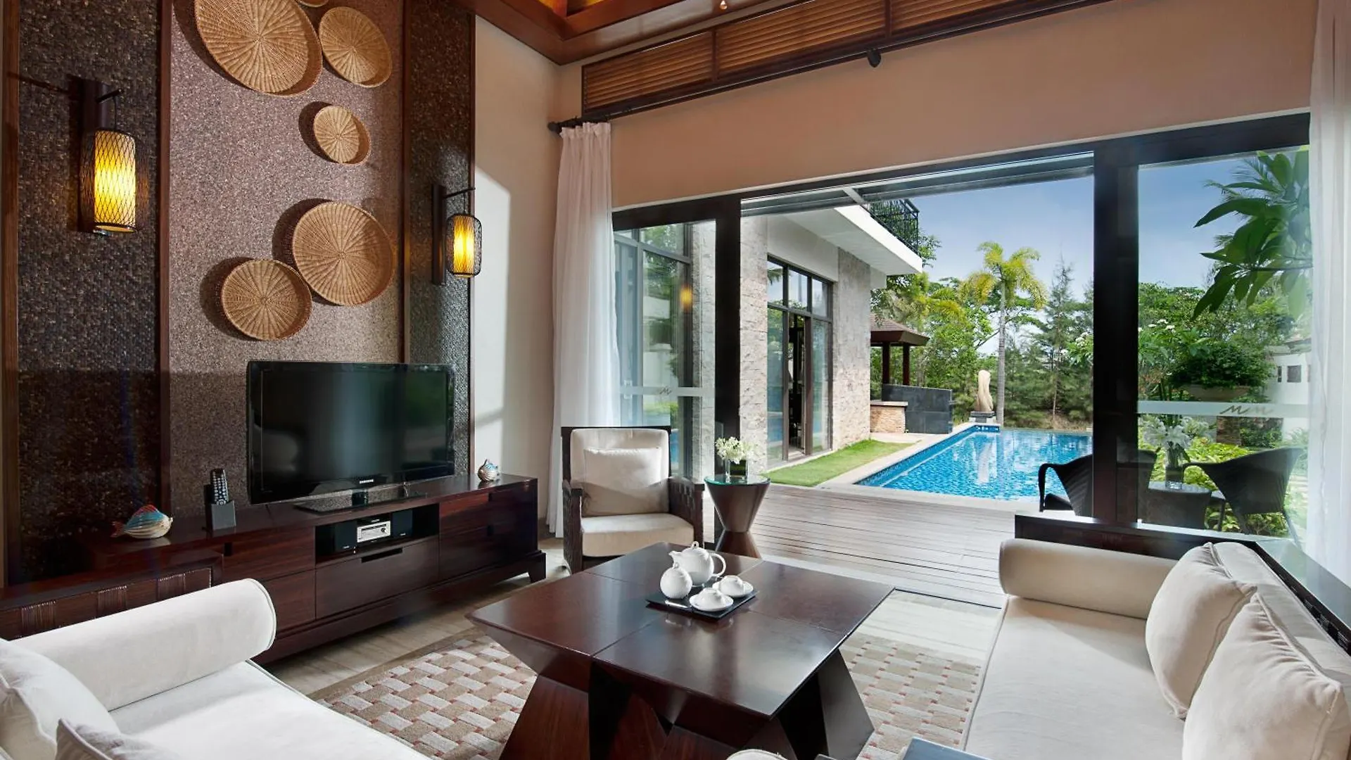 Grand Metropark Villa Resort Sanya Yalong Bay - Beach Shuttle And Singer Performance