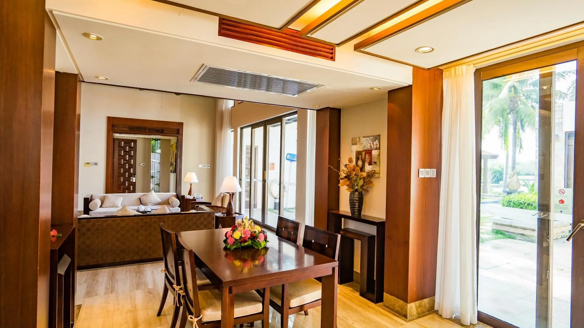 Grand Metropark Villa Resort Sanya Yalong Bay - Beach Shuttle And Singer Performance