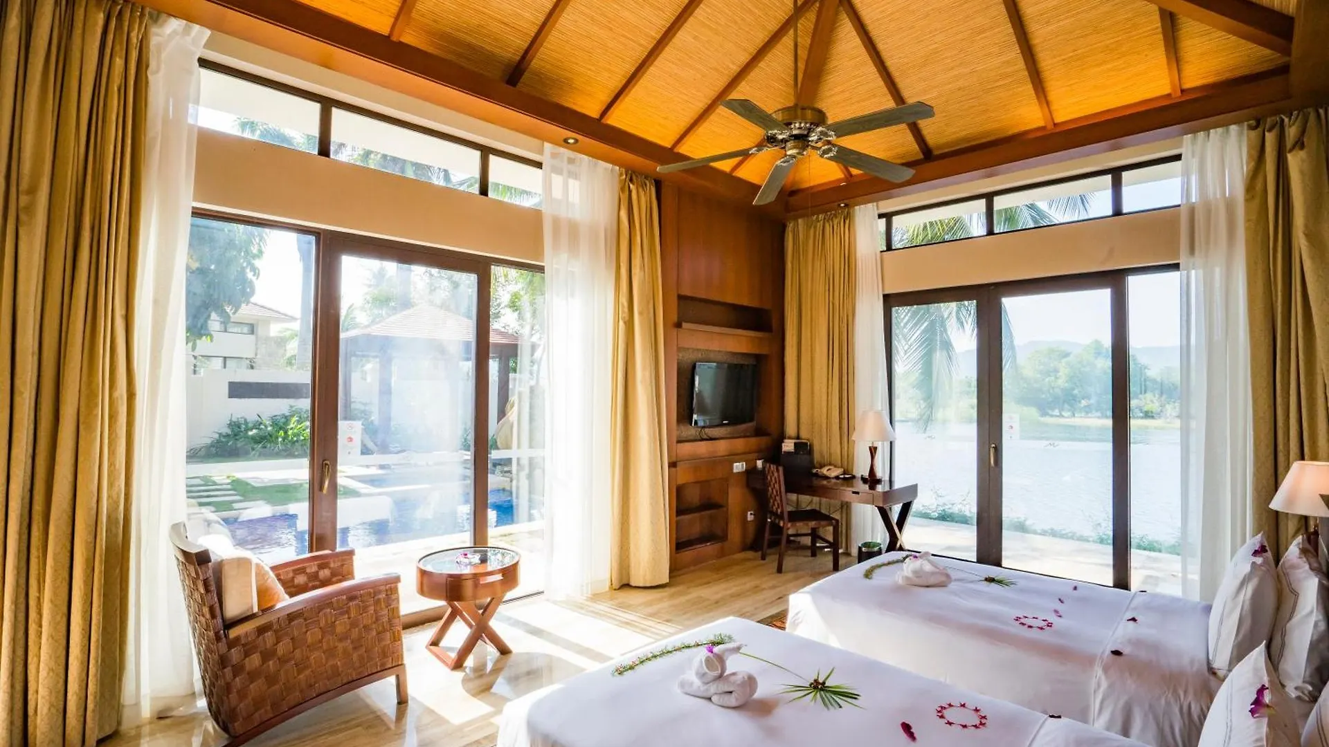 Grand Metropark Villa Resort Sanya Yalong Bay - Beach Shuttle And Singer Performance
