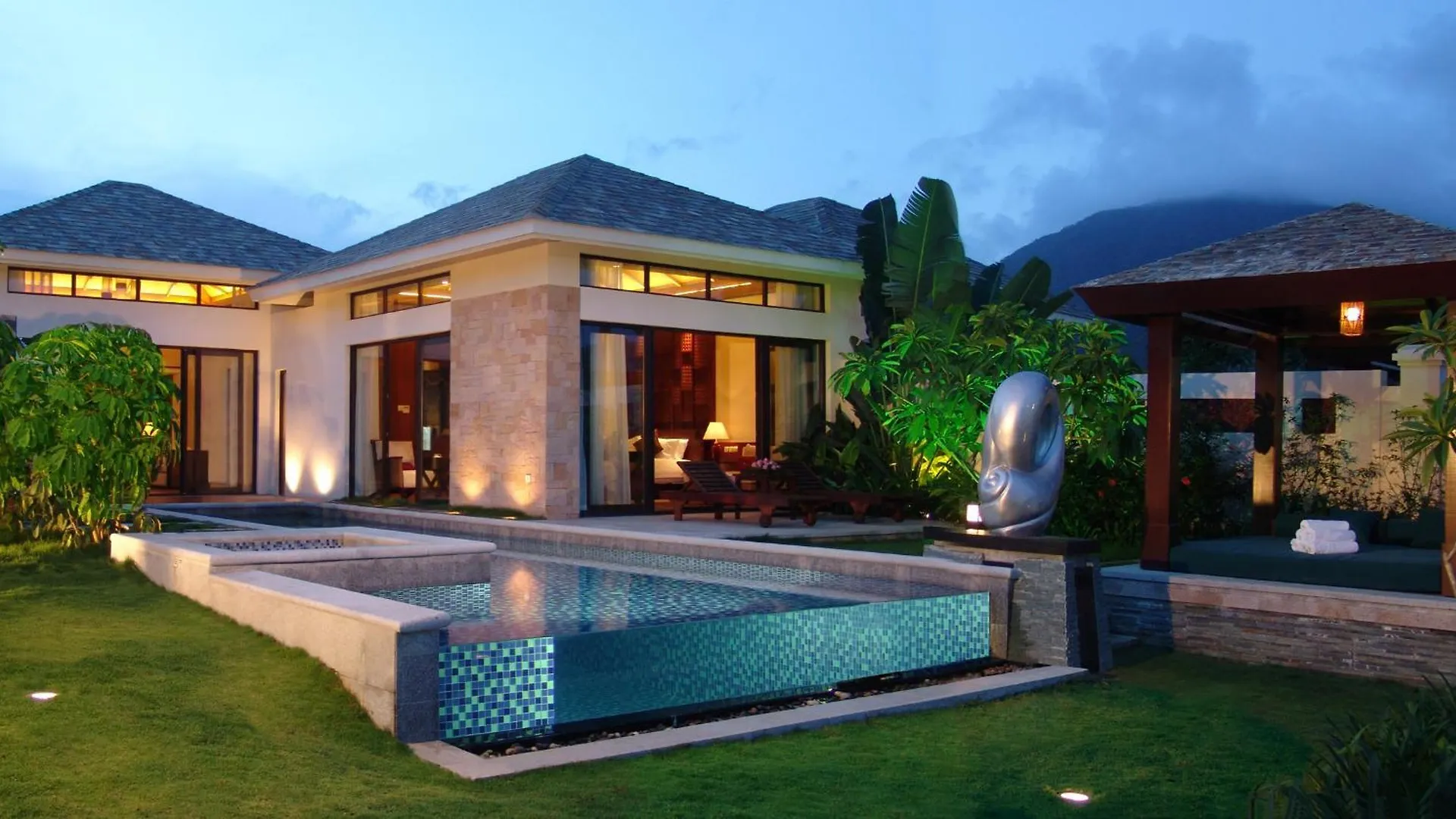 Grand Metropark Villa Resort Sanya Yalong Bay - Beach Shuttle And Singer Performance 5*,