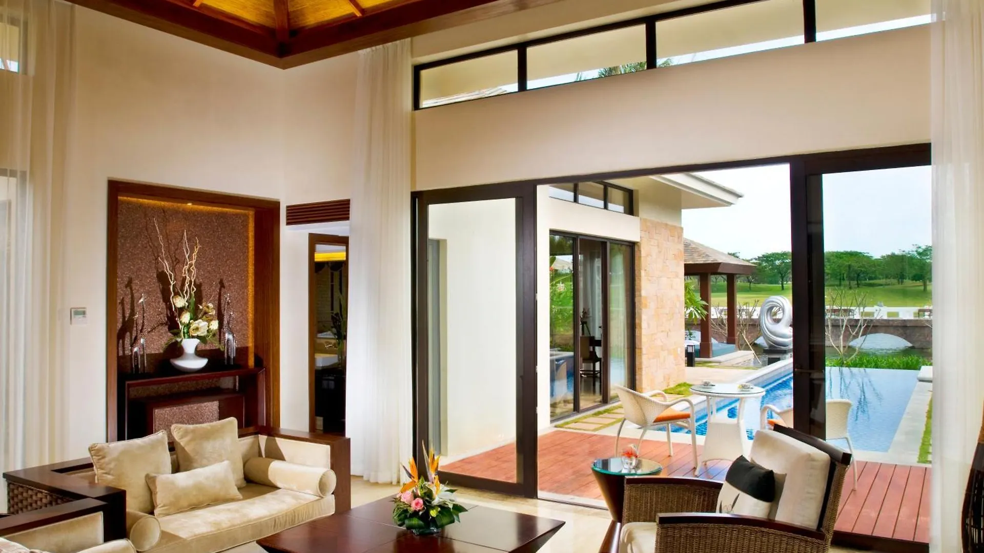Grand Metropark Villa Resort Sanya Yalong Bay - Beach Shuttle And Singer Performance
