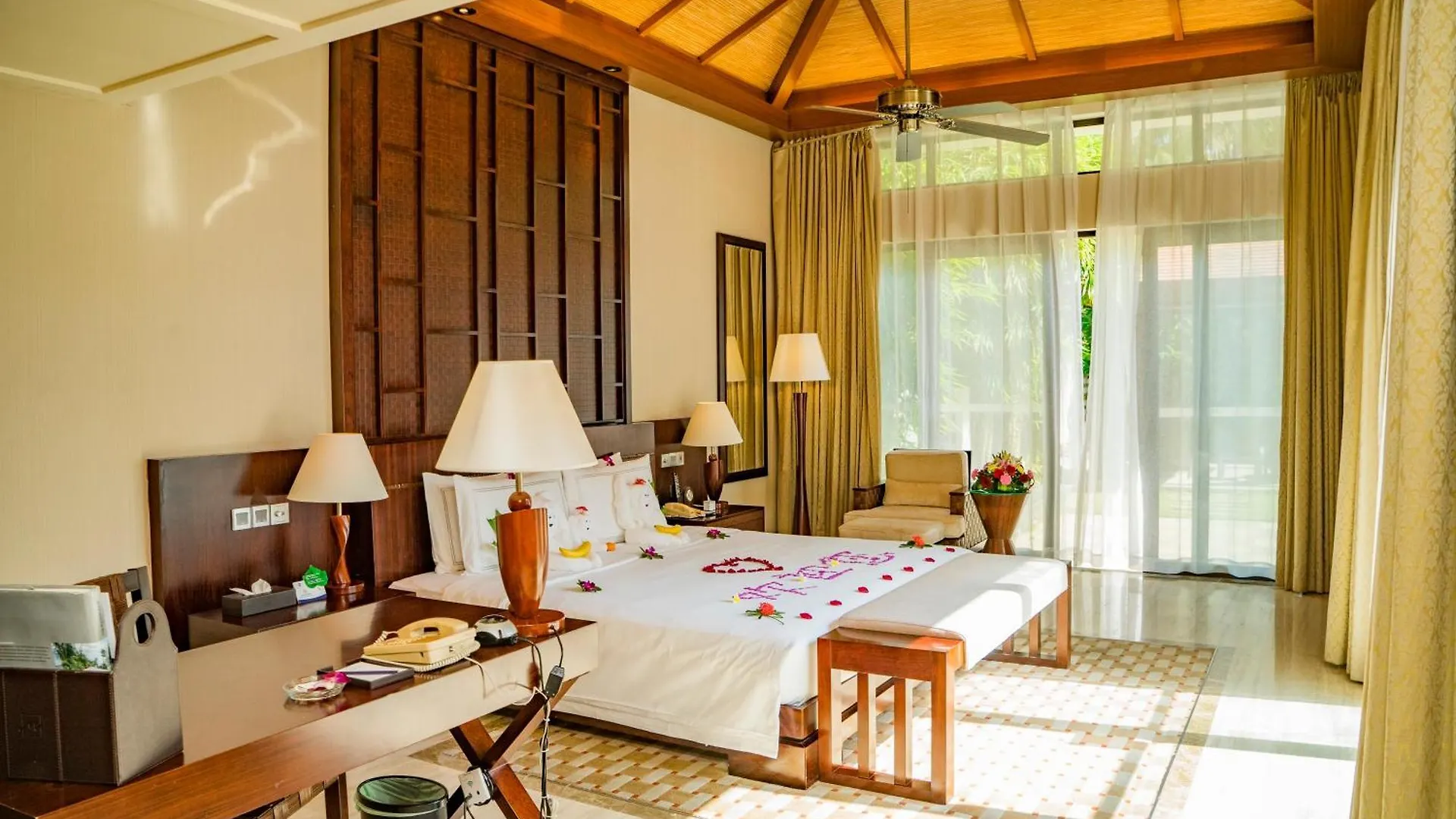 Grand Metropark Villa Resort Sanya Yalong Bay - Beach Shuttle And Singer Performance