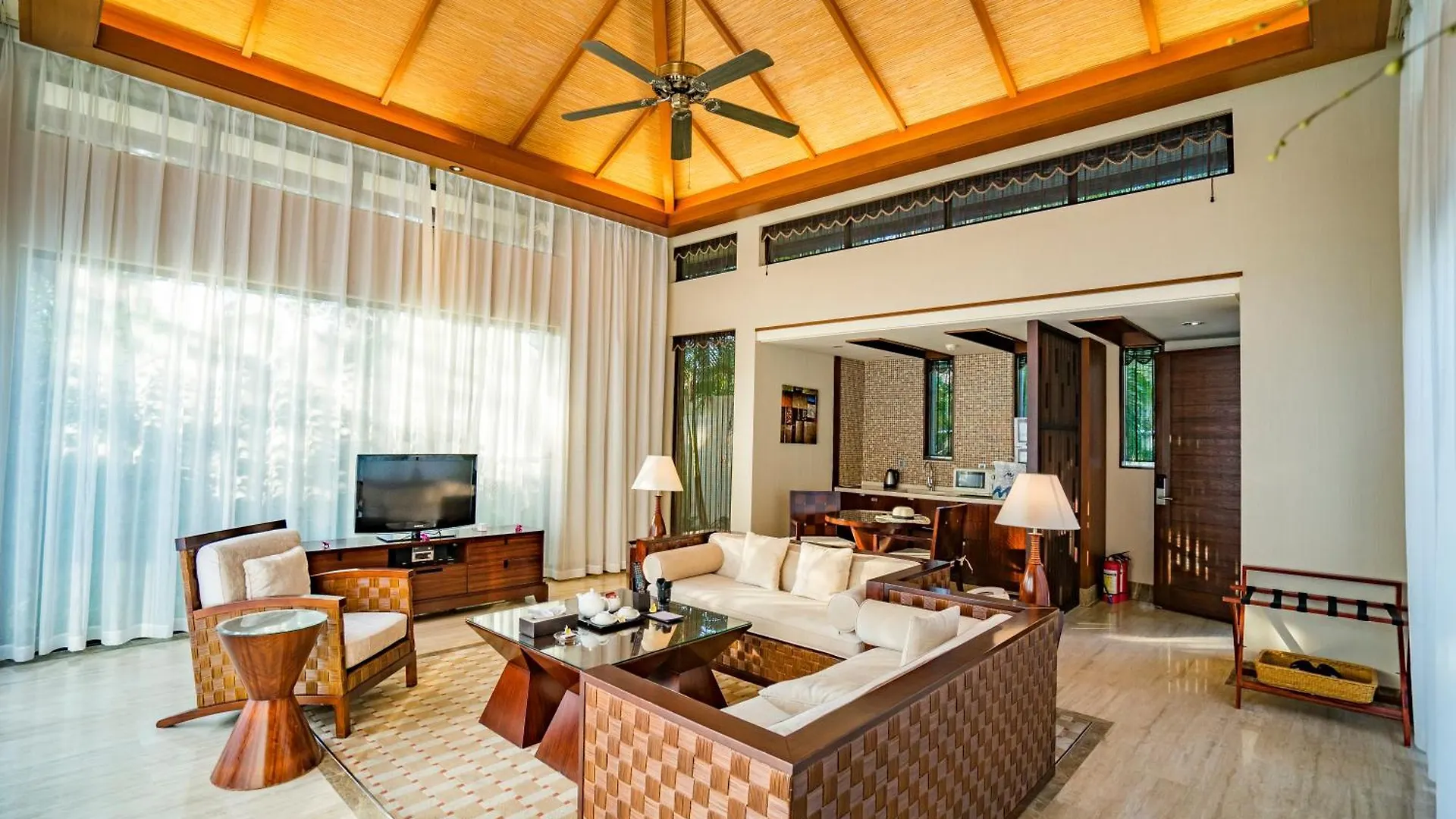 Grand Metropark Villa Resort Sanya Yalong Bay - Beach Shuttle And Singer Performance