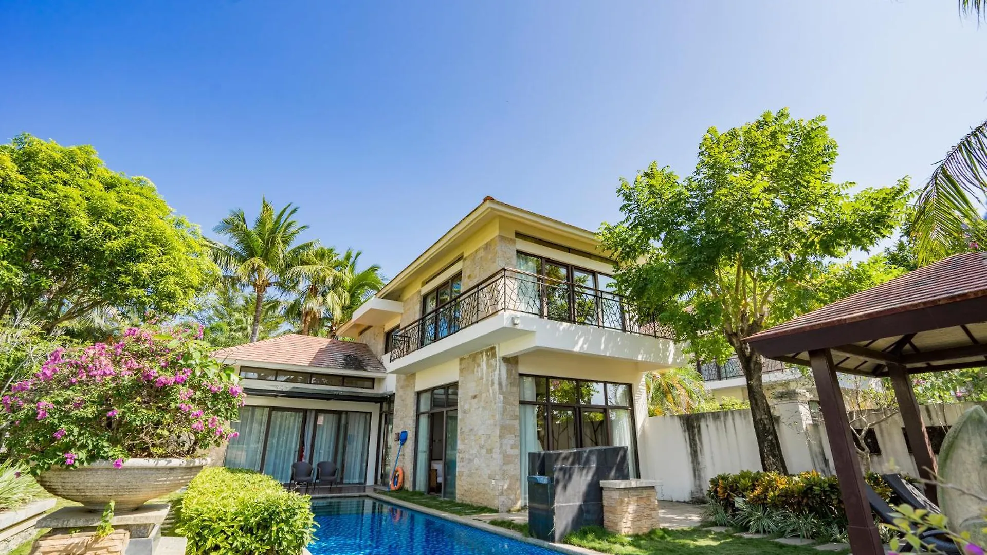 Grand Metropark Villa Resort Sanya Yalong Bay - Beach Shuttle And Singer Performance 5*,  China