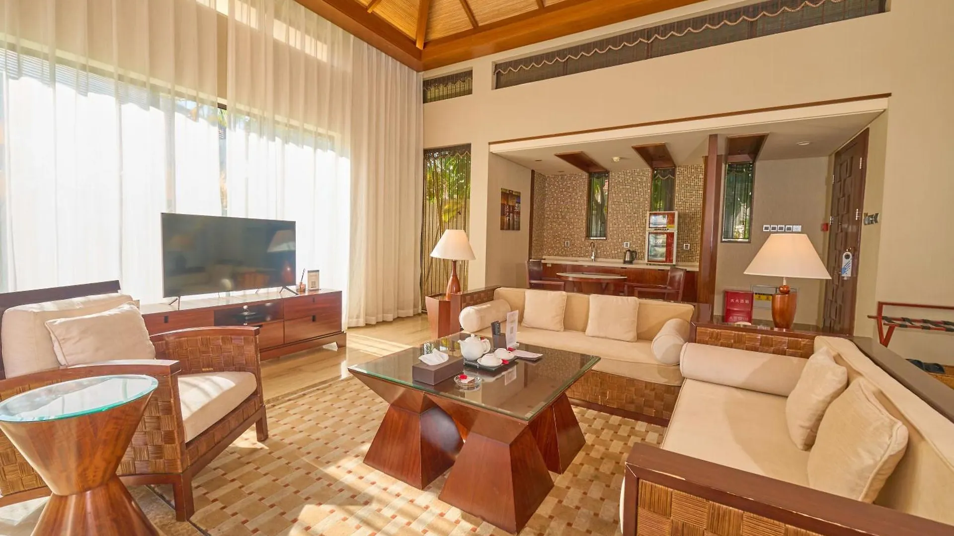 Grand Metropark Villa Resort Sanya Yalong Bay - Beach Shuttle And Singer Performance