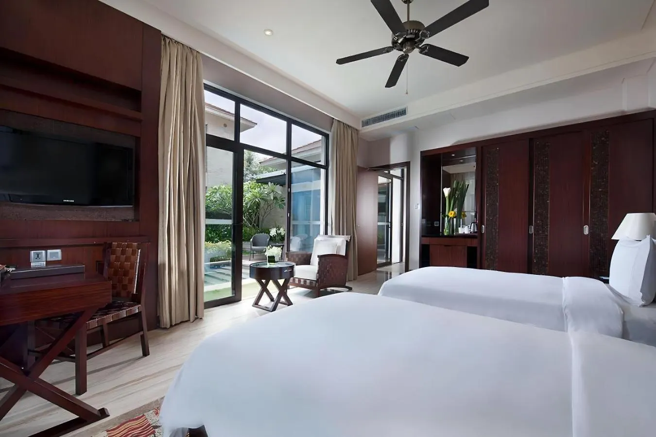 Grand Metropark Villa Resort Sanya Yalong Bay - Beach Shuttle And Singer Performance