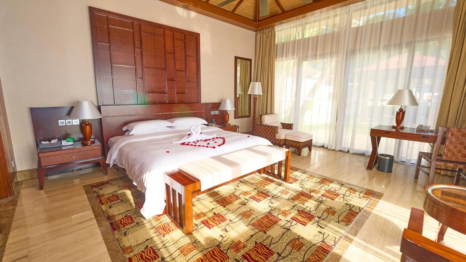 Grand Metropark Villa Resort Sanya Yalong Bay - Beach Shuttle And Singer Performance 5*,
