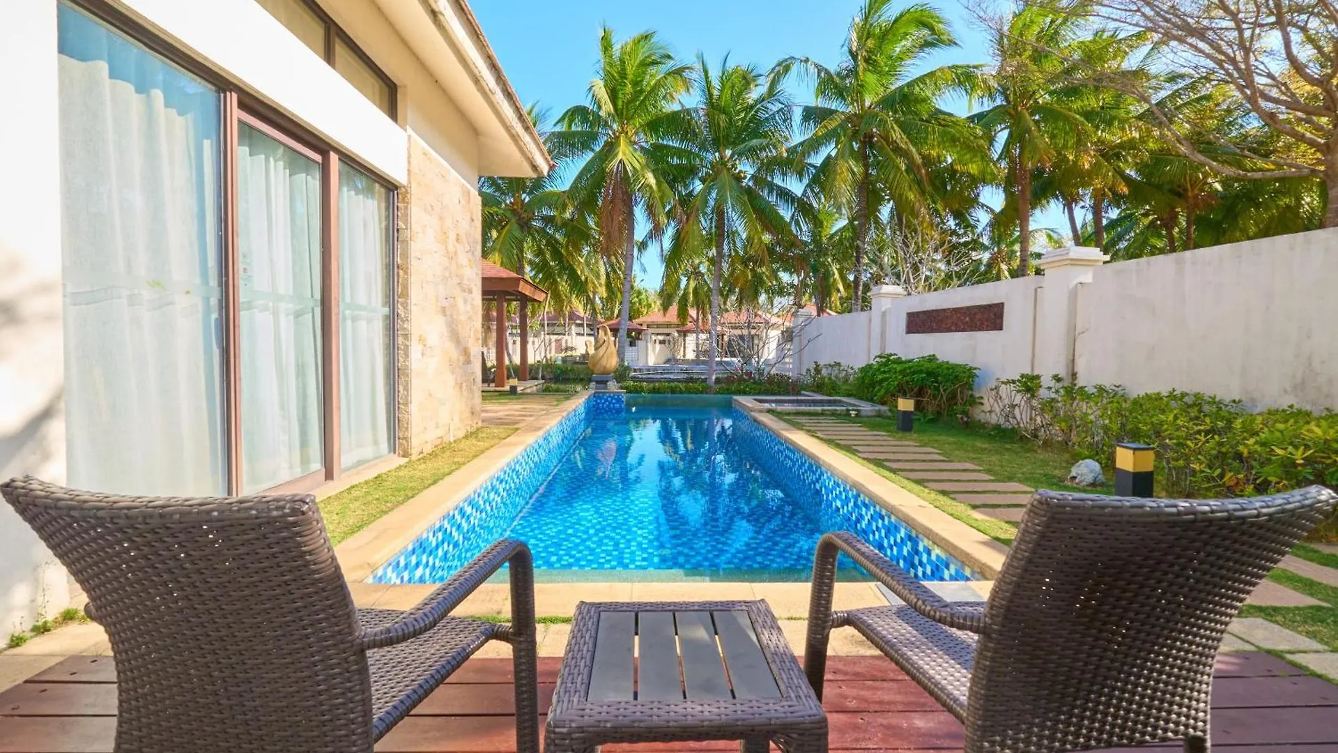 Grand Metropark Villa Resort Sanya Yalong Bay - Beach Shuttle And Singer Performance 5*,  China